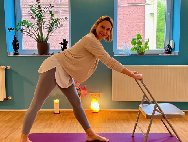 Neuer Kurs: Yoga rund um den Stuhl mit Manu