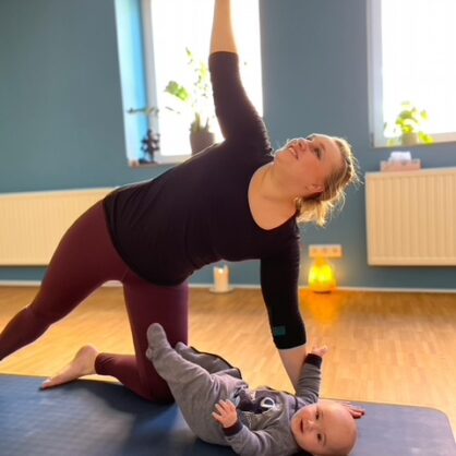 postnatal yoga mit UND ohne Baby mit Ananti