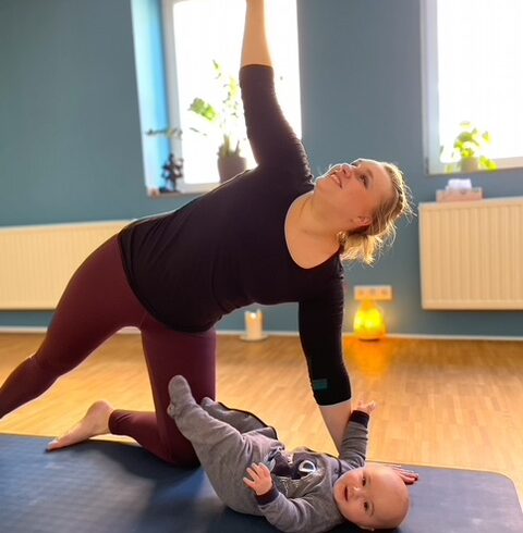 postnatal yoga mit UND ohne Baby mit Ananti