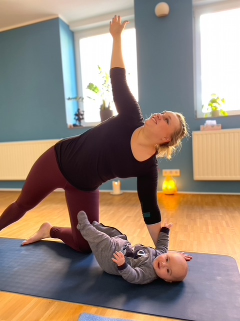postnatal yoga mit UND ohne Baby mit Ananti